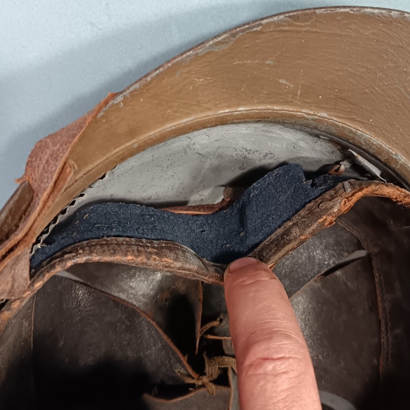 CASQUE ADRIAN MODELE 1915 INFANTERIE COLONIAL COMPLET GUERRE 1939 - 1940 COULEUR KAKI AVEC ANCRE DE CASQUE TROPICAL
