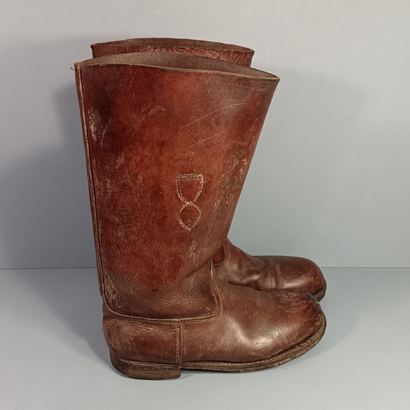 PAIRE DE BOTTES CLOUTEES D'OFFICIER OU SOUS-OFFICIER DITES " CHANTILLY " EN CUIR MARRON FABRICATION CIVIL EPOQUE SECONDE GUERRE