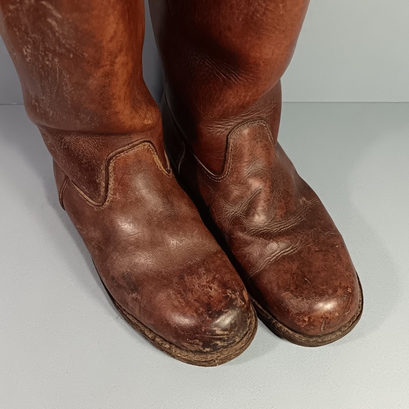 PAIRE DE BOTTES CLOUTEES D'OFFICIER OU SOUS-OFFICIER DITES " CHANTILLY " EN CUIR MARRON FABRICATION CIVIL EPOQUE SECONDE GUERRE