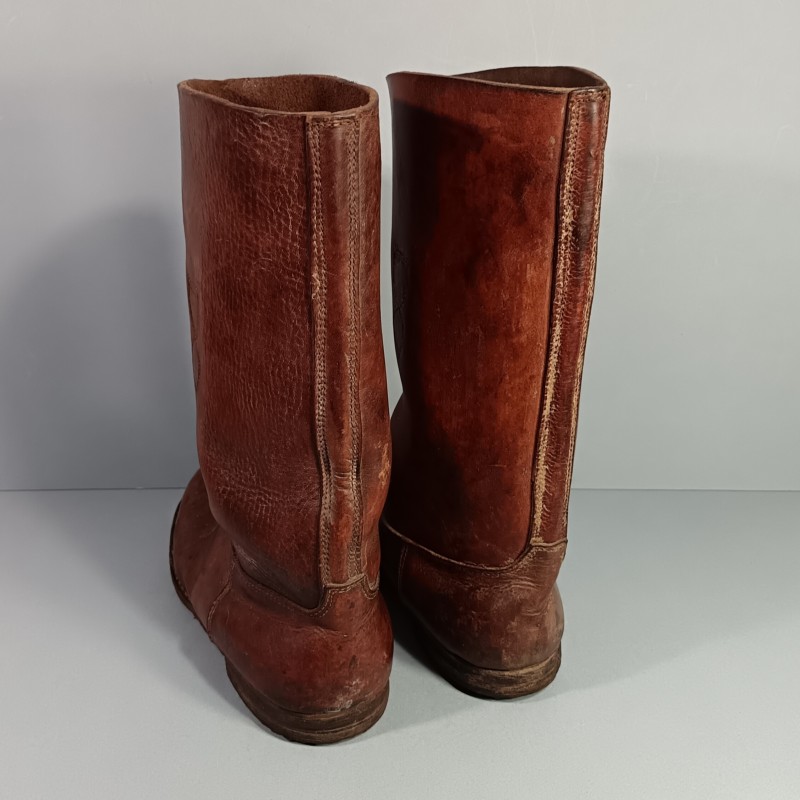 PAIRE DE BOTTES CLOUTEES D'OFFICIER OU SOUS-OFFICIER DITES " CHANTILLY " EN CUIR MARRON FABRICATION CIVIL EPOQUE SECONDE GUERRE