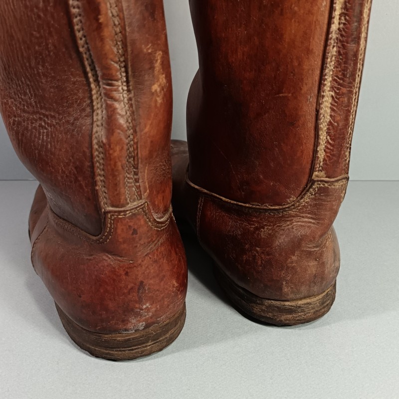 PAIRE DE BOTTES CLOUTEES D'OFFICIER OU SOUS-OFFICIER DITES " CHANTILLY " EN CUIR MARRON FABRICATION CIVIL EPOQUE SECONDE GUERRE