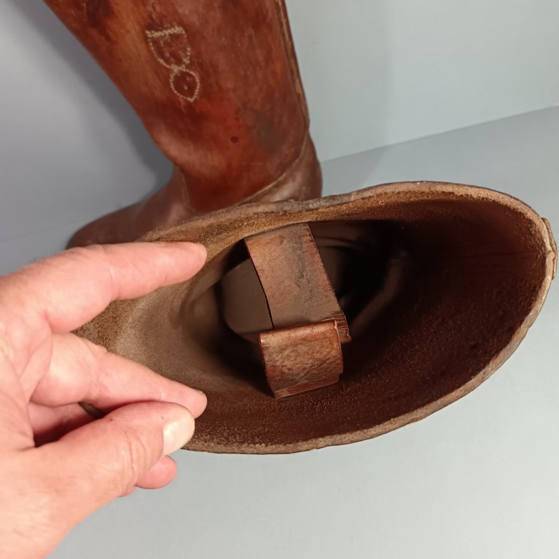 PAIRE DE BOTTES CLOUTEES D'OFFICIER OU SOUS-OFFICIER DITES " CHANTILLY " EN CUIR MARRON FABRICATION CIVIL EPOQUE SECONDE GUERRE