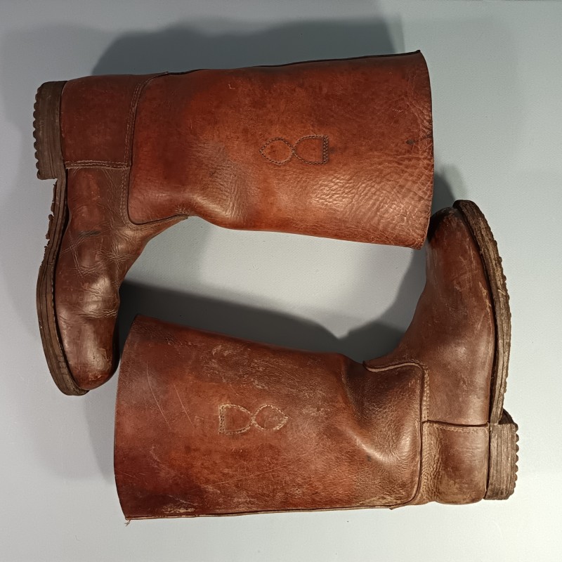 PAIRE DE BOTTES CLOUTEES D'OFFICIER OU SOUS-OFFICIER DITES " CHANTILLY " EN CUIR MARRON FABRICATION CIVIL EPOQUE SECONDE GUERRE
