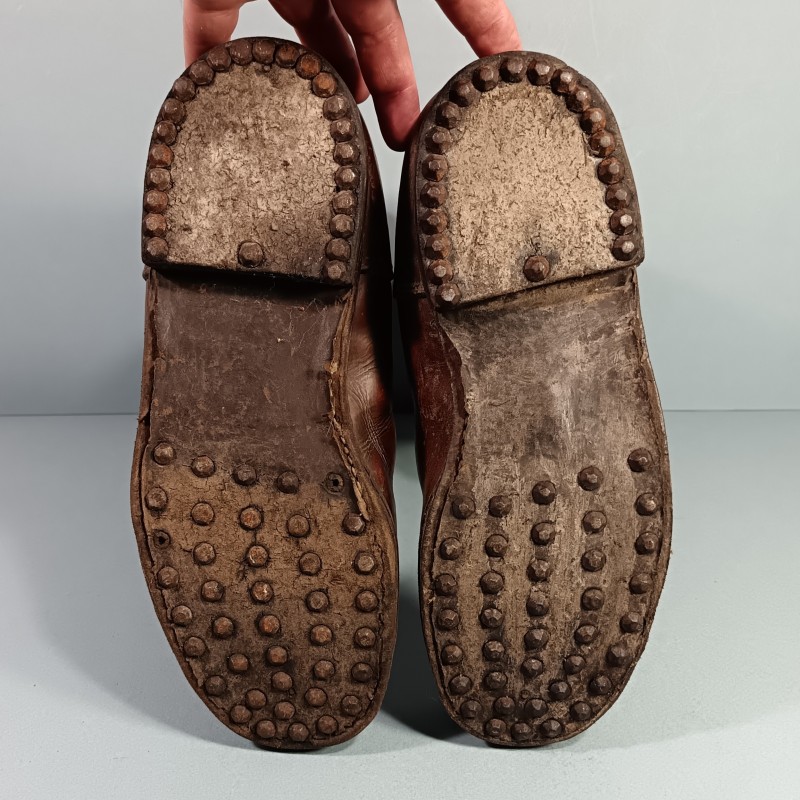 PAIRE DE BOTTES CLOUTEES D'OFFICIER OU SOUS-OFFICIER DITES " CHANTILLY " EN CUIR MARRON FABRICATION CIVIL EPOQUE SECONDE GUERRE