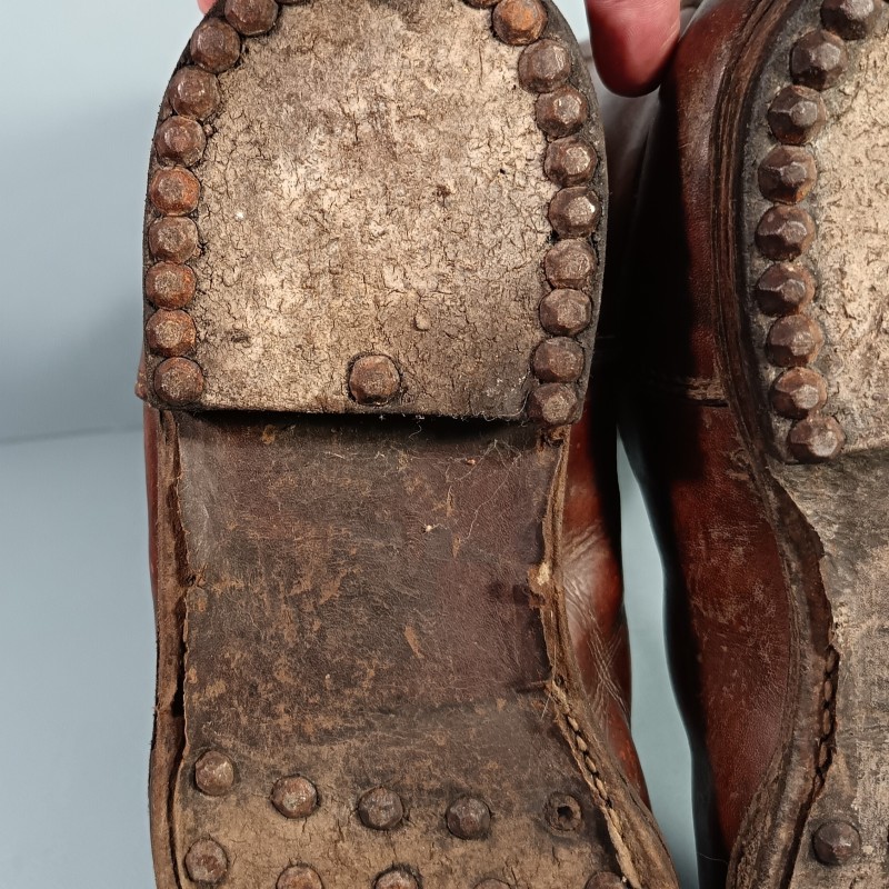 PAIRE DE BOTTES CLOUTEES D'OFFICIER OU SOUS-OFFICIER DITES " CHANTILLY " EN CUIR MARRON FABRICATION CIVIL EPOQUE SECONDE GUERRE