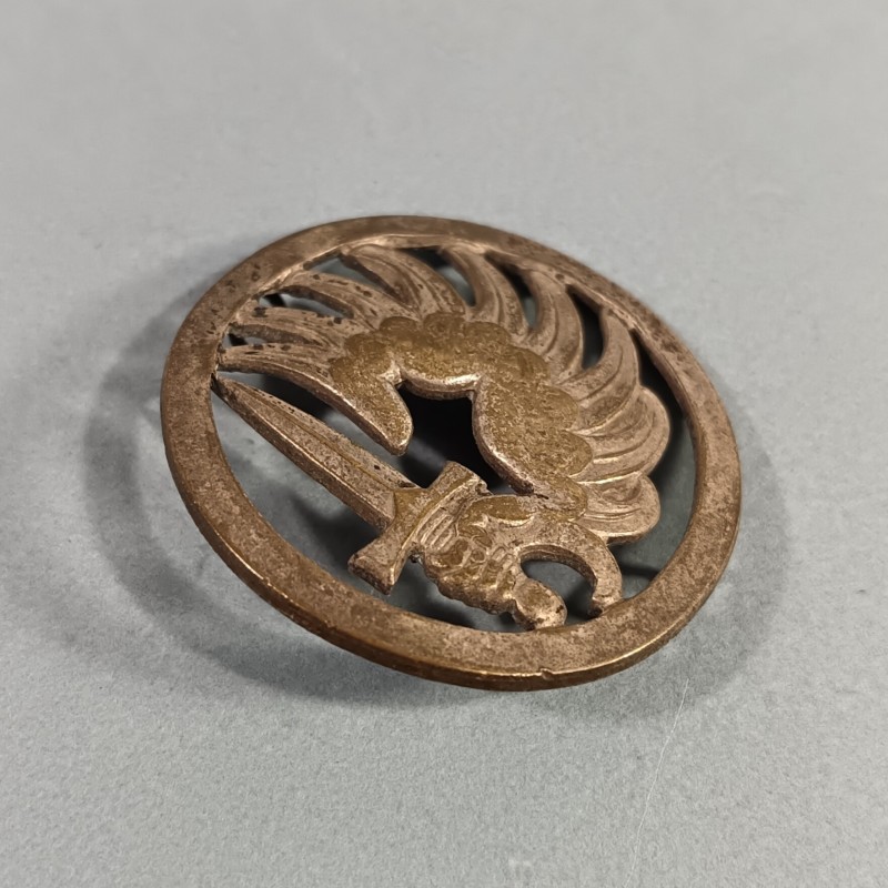 INSIGNE DE BERET PARACHUTISTE FABRICATION NON MARQUEE SURMOULAGE ANNEES 1950 - 1960 TAP INDOCHINE ALGERIE