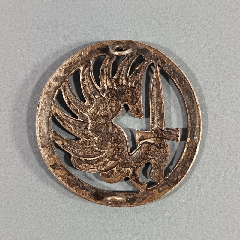 INSIGNE DE BERET PARACHUTISTE FABRICATION NON MARQUEE SURMOULAGE ANNEES 1950 - 1960 TAP INDOCHINE ALGERIE