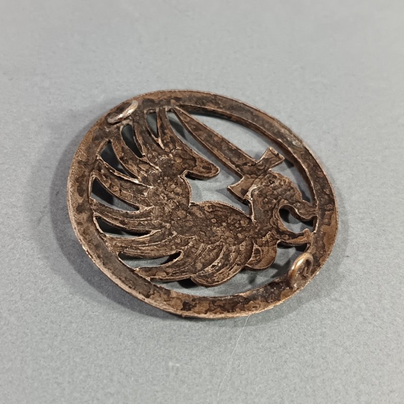 INSIGNE DE BERET PARACHUTISTE FABRICATION NON MARQUEE SURMOULAGE ANNEES 1950 - 1960 TAP INDOCHINE ALGERIE