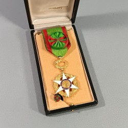 FRANCE MEDAILLE D'OFFICIER DE L'ORDRE NATIONAL DU MERITE AGRICOLE FABRICATION EN ARGENT ARTHUS BERTRAND PARIS EN BOITE