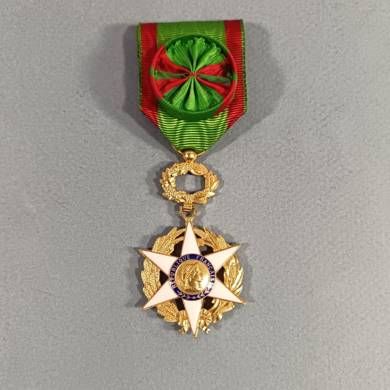 FRANCE MEDAILLE D'OFFICIER DE L'ORDRE NATIONAL DU MERITE AGRICOLE FABRICATION EN ARGENT ARTHUS BERTRAND PARIS EN BOITE