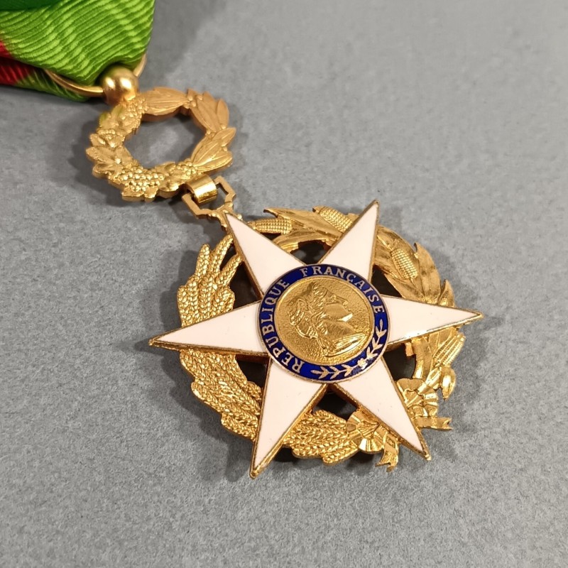 FRANCE MEDAILLE D'OFFICIER DE L'ORDRE NATIONAL DU MERITE AGRICOLE FABRICATION EN ARGENT ARTHUS BERTRAND PARIS EN BOITE