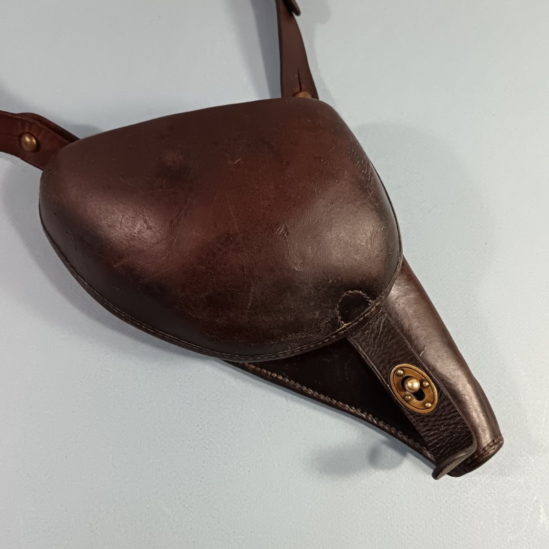 ETUI D'OFFICIER EN CUIR MARRON AVEC SA BRETELLE BAUDRIER POUR REVOLVER D'ORDONNANCE ST ETIENNE MODELE 1892 ETUI " JAMBON "