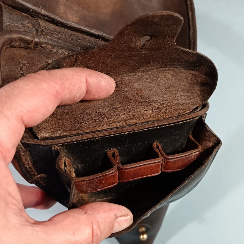 ETUI D'OFFICIER EN CUIR MARRON AVEC SA BRETELLE BAUDRIER POUR REVOLVER D'ORDONNANCE ST ETIENNE MODELE 1892 ETUI " JAMBON "