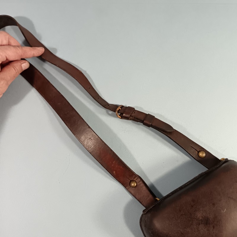ETUI D'OFFICIER EN CUIR MARRON AVEC SA BRETELLE BAUDRIER POUR REVOLVER D'ORDONNANCE ST ETIENNE MODELE 1892 ETUI " JAMBON "