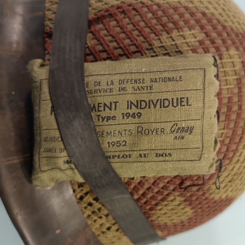 CASQUE FRANCAIS MODELE 1951 AVEC CAMOUFLAGE ET PANSEMENT ETAT NEUF DE STOCK LOURD HR - 1953 ET LINER MENESA 1953 + PANSEMENT
