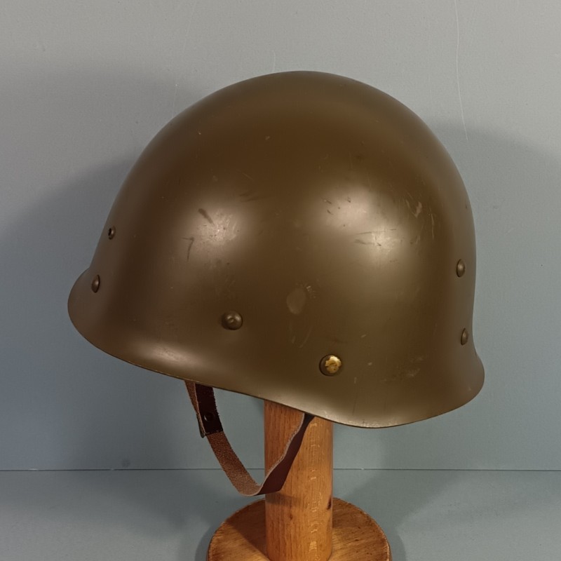 CASQUE FRANCAIS MODELE 1951 AVEC CAMOUFLAGE ET PANSEMENT ETAT NEUF DE STOCK LOURD HR - 1953 ET LINER MENESA 1953 + PANSEMENT