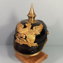 CASQUE A POINTE DU 110 ème REGT DE GRENADIERS BADOIS MODELE 1895 EN CUIR NOIR ET GARNITURES LAITON GUERRE 1914-1915