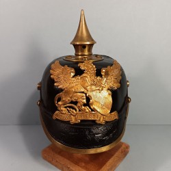 CASQUE A POINTE DU 110 ème REGT DE GRENADIERS BADOIS MODELE 1895 EN CUIR NOIR ET GARNITURES LAITON GUERRE 1914-1915