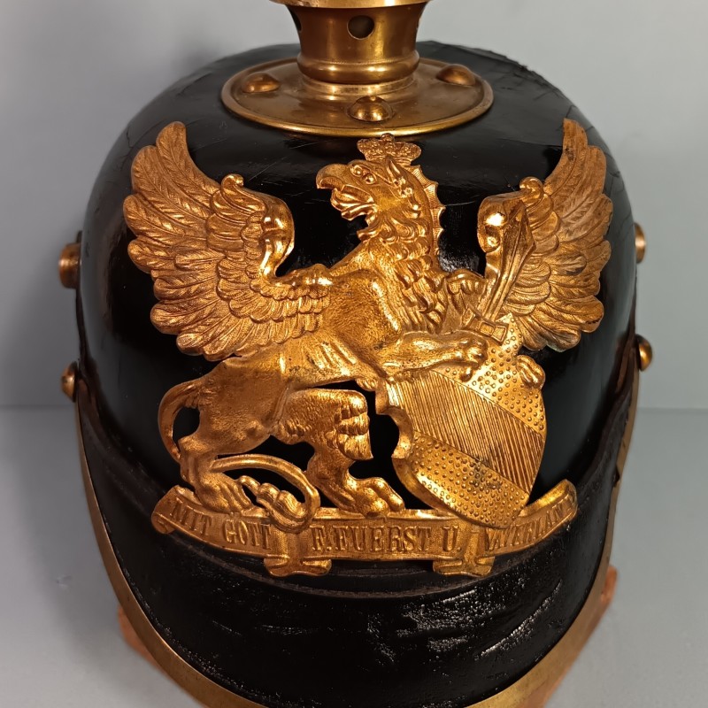 CASQUE A POINTE DU 110 ème REGT DE GRENADIERS BADOIS MODELE 1895 EN CUIR NOIR ET GARNITURES LAITON GUERRE 1914-1915