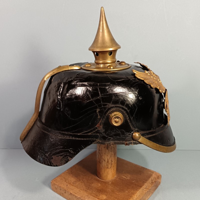 CASQUE A POINTE DU 110 ème REGT DE GRENADIERS BADOIS MODELE 1895 EN CUIR NOIR ET GARNITURES LAITON GUERRE 1914-1915