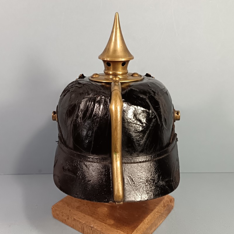 CASQUE A POINTE DU 110 ème REGT DE GRENADIERS BADOIS MODELE 1895 EN CUIR NOIR ET GARNITURES LAITON GUERRE 1914-1915