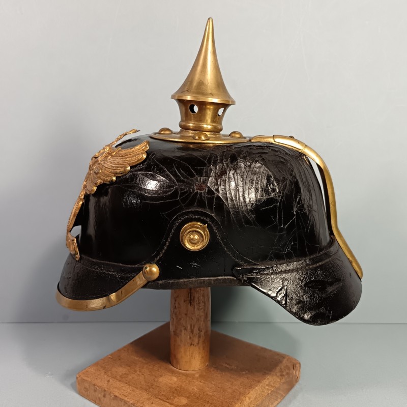 CASQUE A POINTE DU 110 ème REGT DE GRENADIERS BADOIS MODELE 1895 EN CUIR NOIR ET GARNITURES LAITON GUERRE 1914-1915