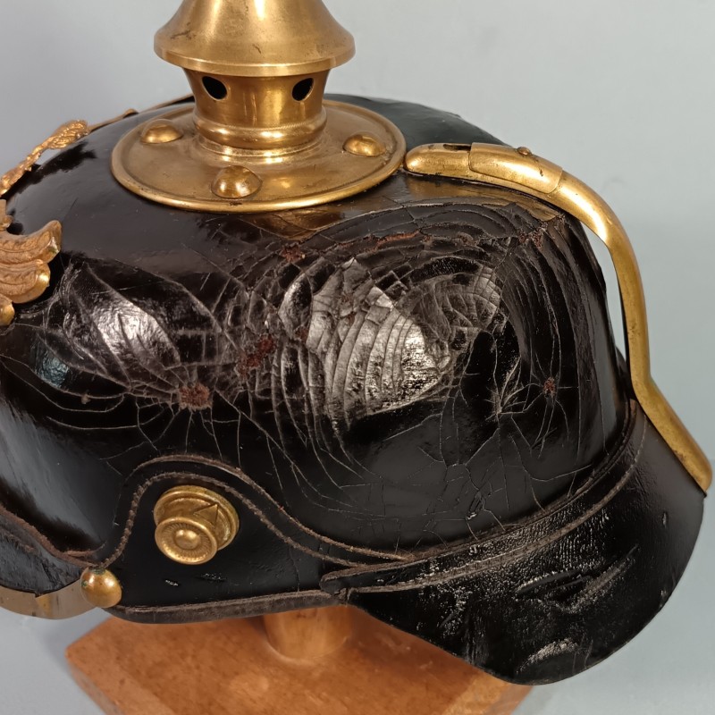 CASQUE A POINTE DU 110 ème REGT DE GRENADIERS BADOIS MODELE 1895 EN CUIR NOIR ET GARNITURES LAITON GUERRE 1914-1915