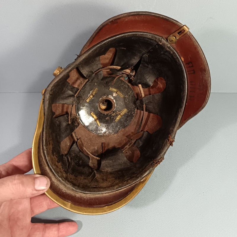 CASQUE A POINTE DU 110 ème REGT DE GRENADIERS BADOIS MODELE 1895 EN CUIR NOIR ET GARNITURES LAITON GUERRE 1914-1915