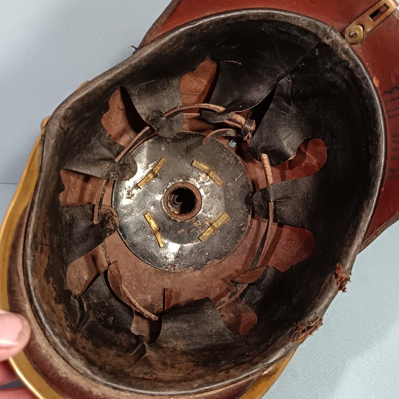 CASQUE A POINTE DU 110 ème REGT DE GRENADIERS BADOIS MODELE 1895 EN CUIR NOIR ET GARNITURES LAITON GUERRE 1914-1915