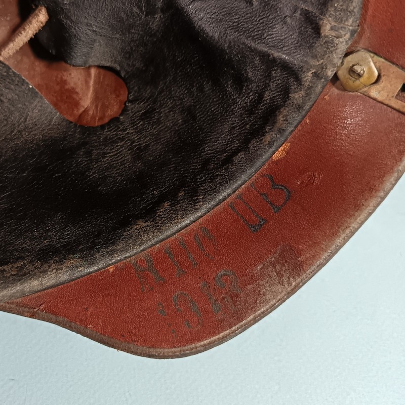 CASQUE A POINTE DU 110 ème REGT DE GRENADIERS BADOIS MODELE 1895 EN CUIR NOIR ET GARNITURES LAITON GUERRE 1914-1915