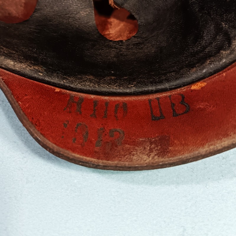 CASQUE A POINTE DU 110 ème REGT DE GRENADIERS BADOIS MODELE 1895 EN CUIR NOIR ET GARNITURES LAITON GUERRE 1914-1915