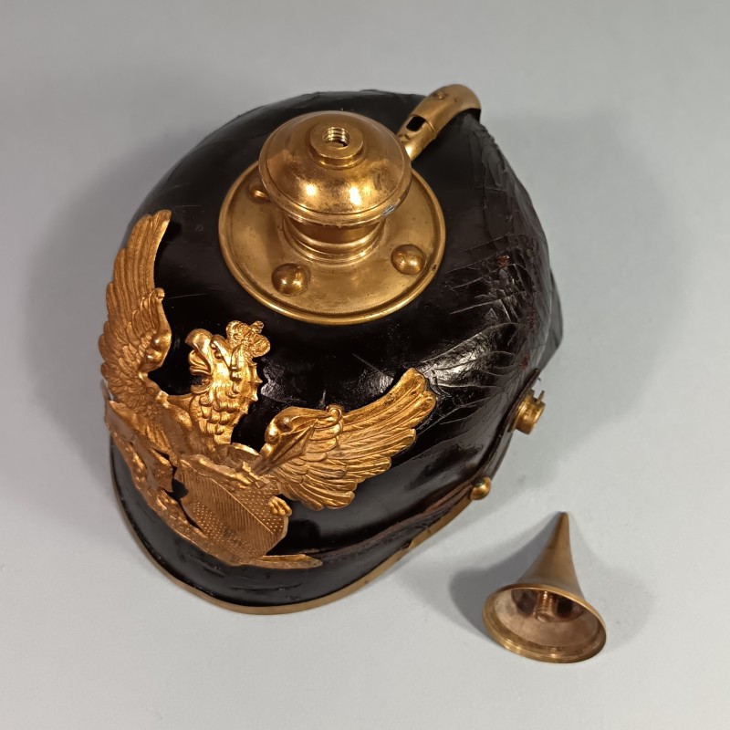 CASQUE A POINTE DU 110 ème REGT DE GRENADIERS BADOIS MODELE 1895 EN CUIR NOIR ET GARNITURES LAITON GUERRE 1914-1915