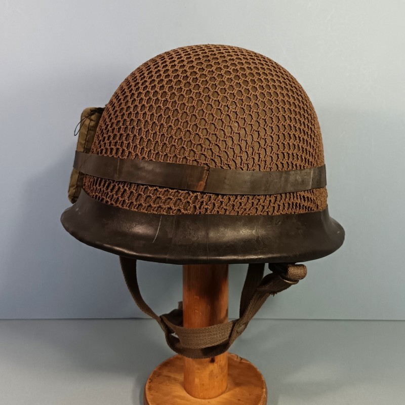 CASQUE FRANCAIS MODELE 1956 PARACHUTISTE CASQUE LOURD DATE 1959 ET LINER 1962 TAP LEGION ETRANGERE FILET DE CAMOUFLAGE
