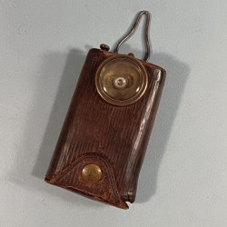 LAMPE DE POCHE EQUIPEMENT INDIVIDUEL DU SOLDAT OU DE L'OFFICIER TRES BELLE FABRICATION ANCIENNE EN CUIR ET BOIS