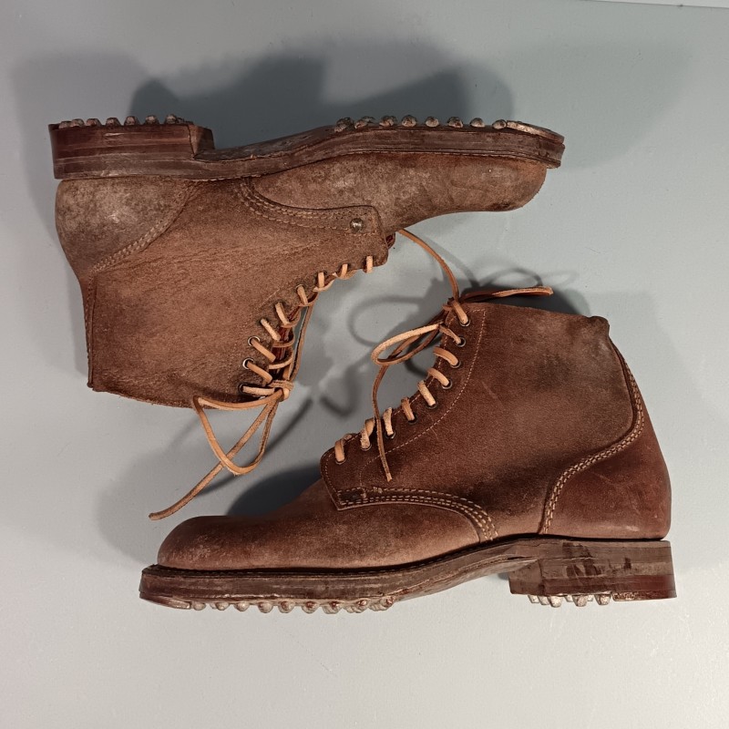 BRODEQUINS CHAUSSURES MILITAIRE EN CUIR MARRON MODELE ARMEE FRANCAISE 1941 INDOCHINE ALGERIE TAILLE 42 DATES 1953