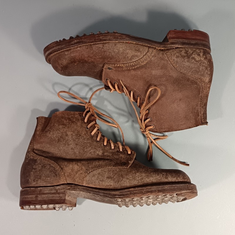 BRODEQUINS CHAUSSURES MILITAIRE EN CUIR MARRON MODELE ARMEE FRANCAISE 1941 INDOCHINE ALGERIE TAILLE 42 DATES 1953