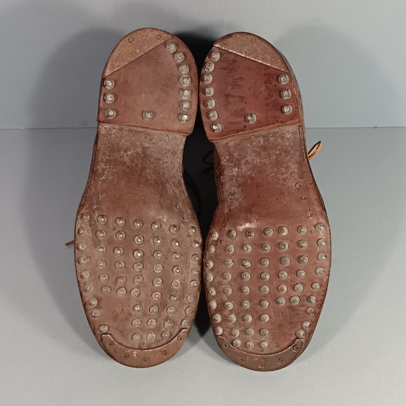 BRODEQUINS CHAUSSURES MILITAIRE EN CUIR MARRON MODELE ARMEE FRANCAISE 1941 INDOCHINE ALGERIE TAILLE 42 DATES 1953
