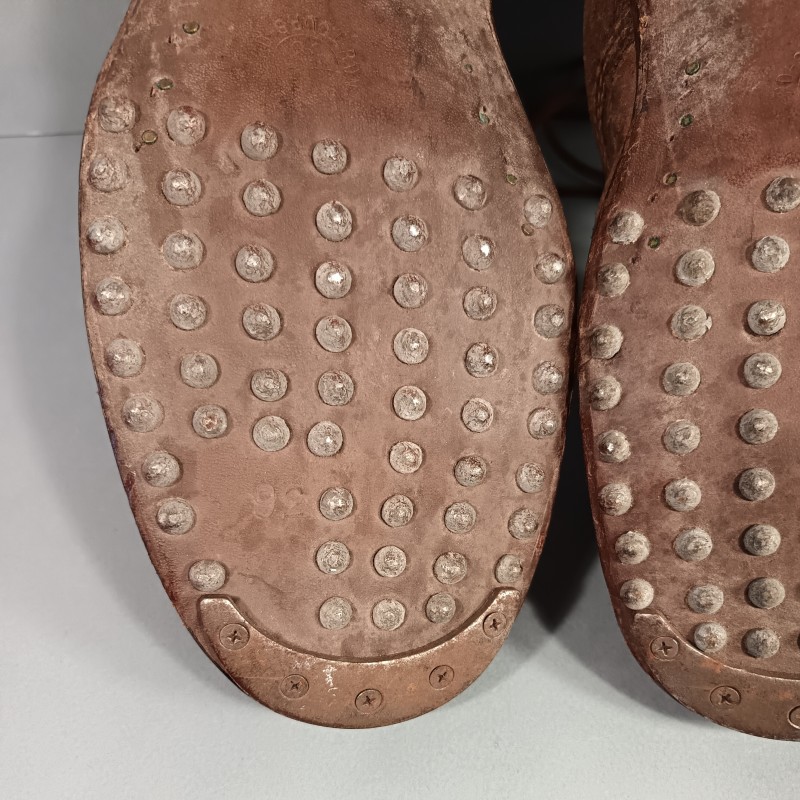 BRODEQUINS CHAUSSURES MILITAIRE EN CUIR MARRON MODELE ARMEE FRANCAISE 1941 INDOCHINE ALGERIE TAILLE 42 DATES 1953