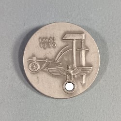ALLEMAGNE INSIGNE DE JOURNEE DU 1 ER MAI 1936 FABRICATION SECONDE GUERE ERHARD & SOHNE A.G. DIAMETRE 3.5 cm TAG DER ARBEIT