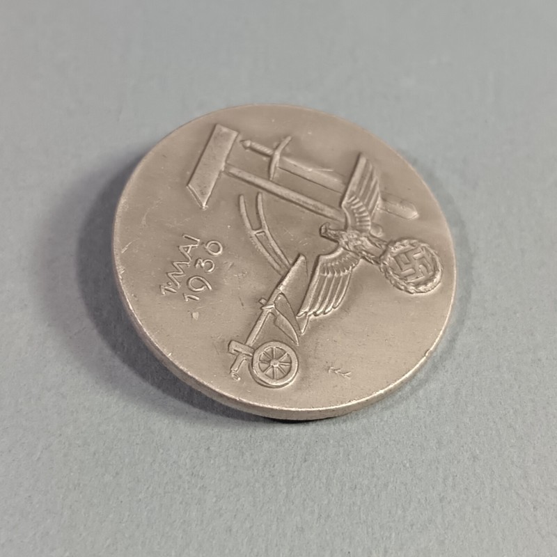 ALLEMAGNE INSIGNE DE JOURNEE DU 1 ER MAI 1936 FABRICATION SECONDE GUERE ERHARD & SOHNE A.G. DIAMETRE 3.5 cm TAG DER ARBEIT