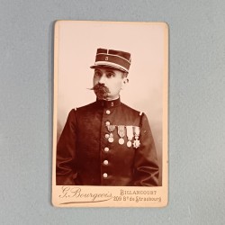 PHOTO CDV D'UN SOUS OFFICIER DU 3 ème RIC REGIMENT D'INFANTERIE COLONIALE FORMAT 10.5 X 6.5 cm DATEE 1898 DRAGON D'ANNAM TONKIN