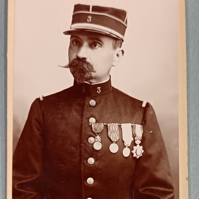 PHOTO CDV D'UN SOUS OFFICIER DU 3 ème RIC REGIMENT D'INFANTERIE COLONIALE FORMAT 10.5 X 6.5 cm DATEE 1898 DRAGON D'ANNAM TONKIN