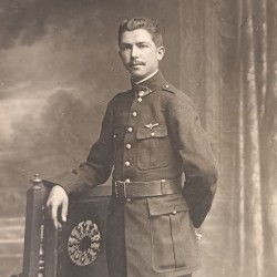 PHOTO CPA D'UN SOLDAT DU 2 REGIMENT D'AVIATION AVEC AILLES DE PILOTE FORMAT 13.5 X 9 cm AVIATEUR GUERRE 1914 1918