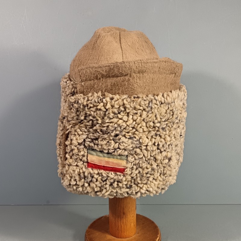 PAPAKHA POUR LA TROUPE RUSSE MODELE 1910 AVEC DRAPEAU TRICOLORE COMPLETTE AVEC SON COUVRE BOUCHE GUERRE 1914 1918
