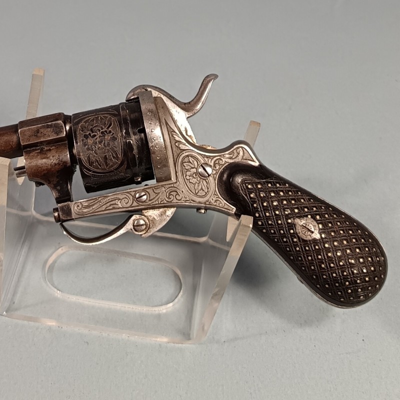 TRES BEAU REVOLVER DE CALIBRE 7 mm A BROCHE CATEGORIE D DE TYPE LEFAUCHEUX FABRICATION LIEGE VERS 1860 - 1880