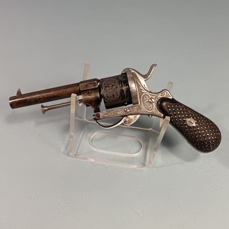 TRES BEAU REVOLVER DE CALIBRE 7 mm A BROCHE CATEGORIE D DE TYPE LEFAUCHEUX FABRICATION LIEGE VERS 1860 - 1880