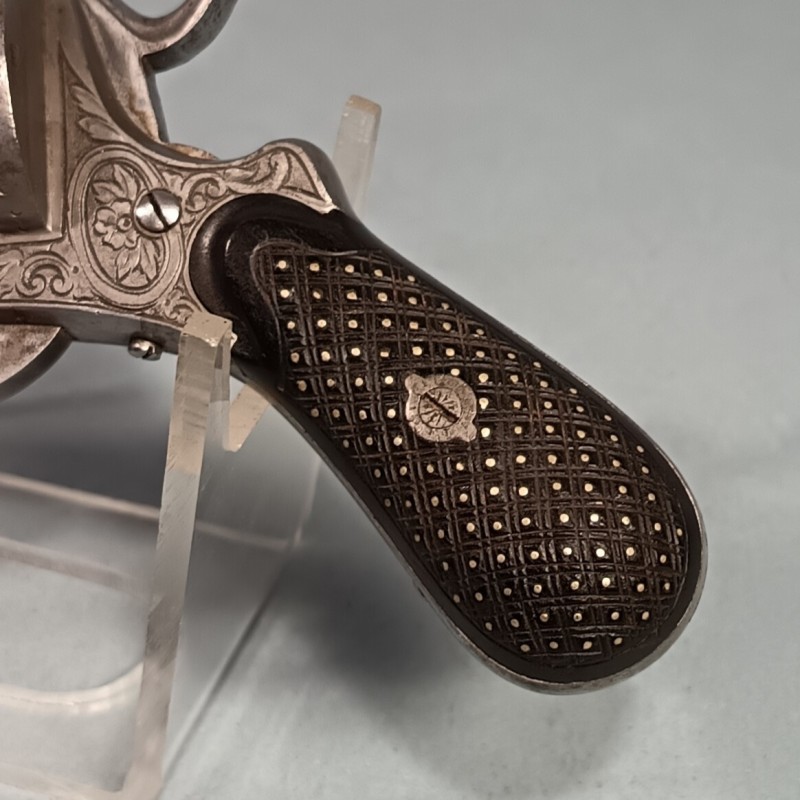 TRES BEAU REVOLVER DE CALIBRE 7 mm A BROCHE CATEGORIE D DE TYPE LEFAUCHEUX FABRICATION LIEGE VERS 1860 - 1880