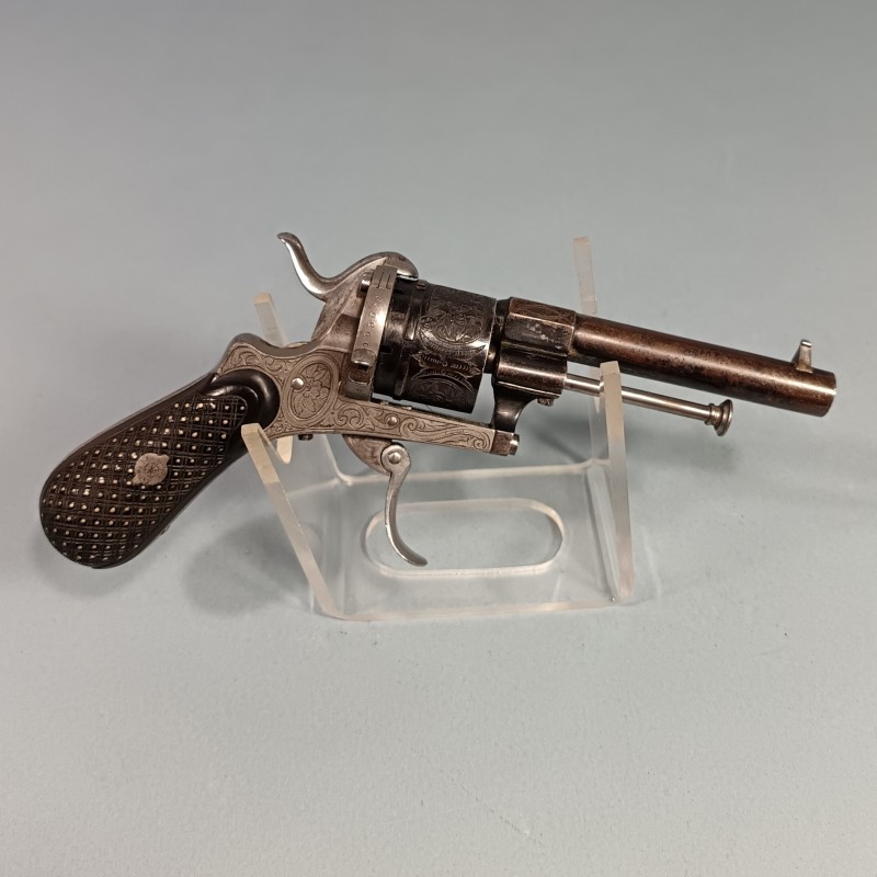 TRES BEAU REVOLVER DE CALIBRE 7 mm A BROCHE CATEGORIE D DE TYPE LEFAUCHEUX FABRICATION LIEGE VERS 1860 - 1880