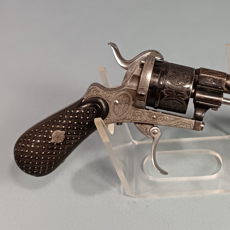 TRES BEAU REVOLVER DE CALIBRE 7 mm A BROCHE CATEGORIE D DE TYPE LEFAUCHEUX FABRICATION LIEGE VERS 1860 - 1880
