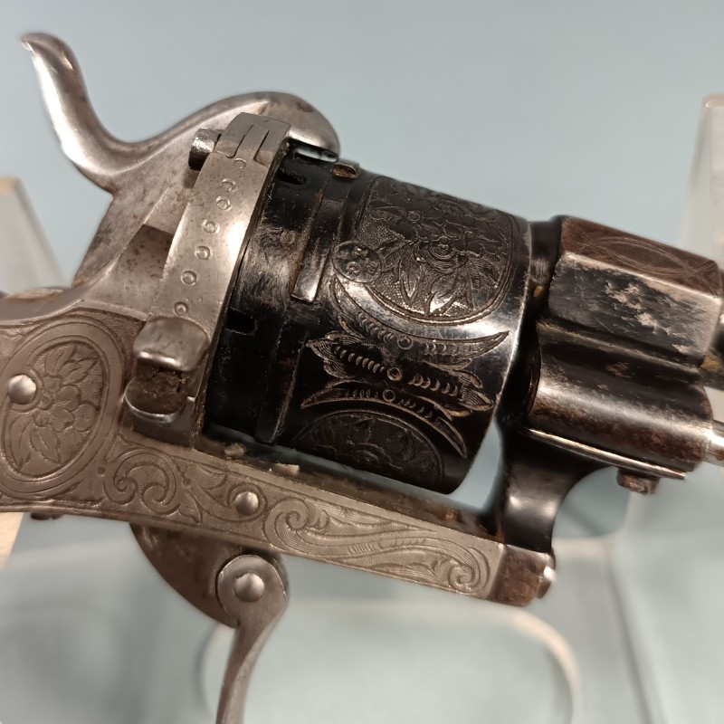 TRES BEAU REVOLVER DE CALIBRE 7 mm A BROCHE CATEGORIE D DE TYPE LEFAUCHEUX FABRICATION LIEGE VERS 1860 - 1880